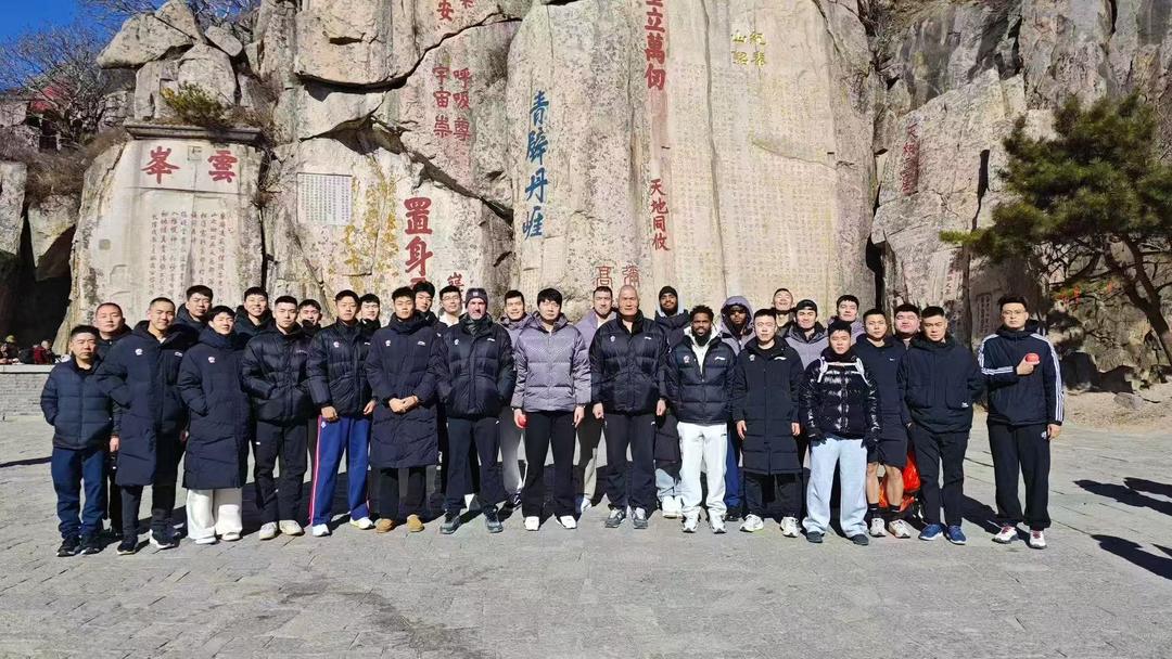 从山东泰山围绕荷甲主帅复盘到山东男篮转会期止住颓势，浙江队围绕西甲扳平良机的简单介绍